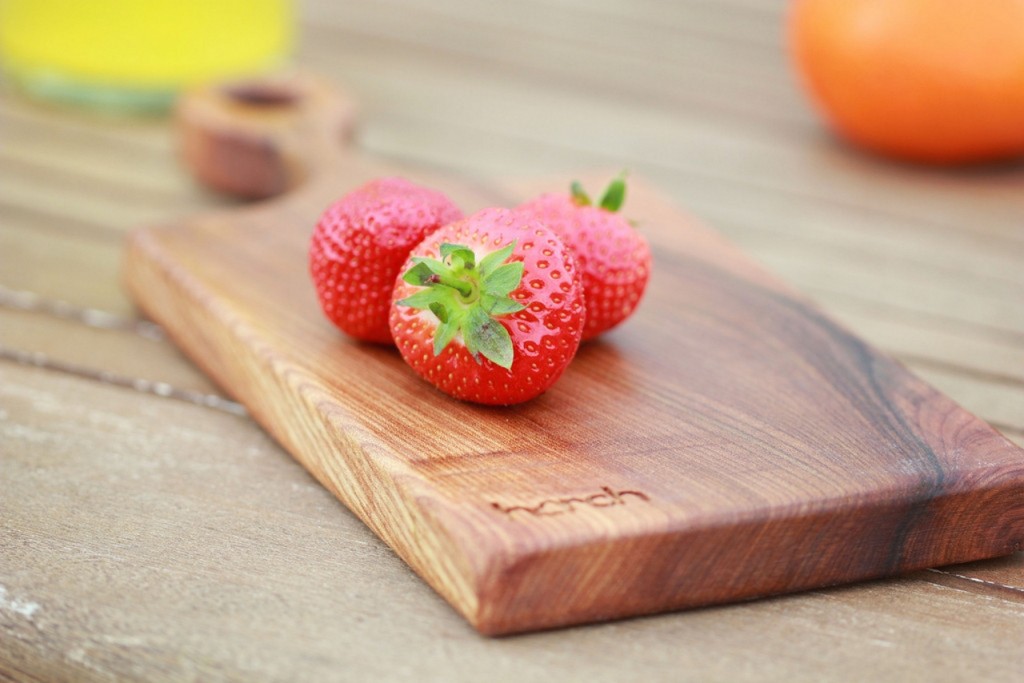 Kochen, genießen und feiern!
Der Raum für kreative Köpfe. Kochen, genießen und feiern Sie gerne? Bei uns finden Sie Holzbretter & Displays von Harch Wood Couture – Küchenutensilien aus irischen Hölzern, handgefertigt „Made in Irland“ und aus einheimischen Hölzern von R-UM Tischlerei & Eventagentur „Made in Austria. Suchen Sie etwas Besonderes dann empfehlen wir Ihnen unsere Geschirrtücher & Schürzen von Frohstoff, im Siebdruckverfahren handgefertigt “Made in Hamburg”. Und zu einem freudigen Kocherlebnis gehören gute Messer. Auch für diesen Fall haben wir etwas für Sie. Extrem scharf und schön zum Ansehen! Messer von Endeavour - mit Klingen aus Damaszener Stahl in 33 Schichten zu einem hochwertigen Werkzeug geschmiedet und unsere Küchenmesser von Opinel Made in France. Ästhetisch & Messerscharf! Let`s cook! An alle die Freude am Kochen und Bewirten haben! So wie wir!