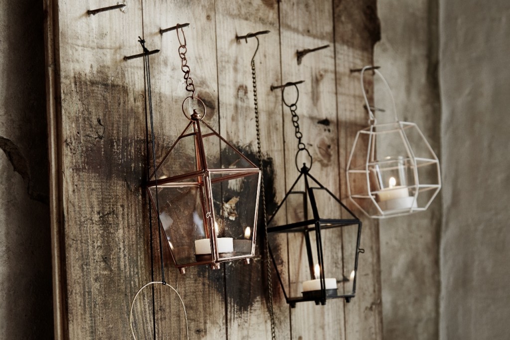 Es sind die kleinen Dinge, die das Leben schöner und bunter gestalten! Ob ein Windlicht, eine Vase oder eine schöne Lampe. Erst Accessoires machen einen Raum gemütlich! Unser Lieblingslabel für stylische Accessoires heißt Madam Stoltz. Handgemacht, modern, mit schlichter Eleganz. Wohnaccessoires von Madam Stoltz sind etwas ganz Besonderes!