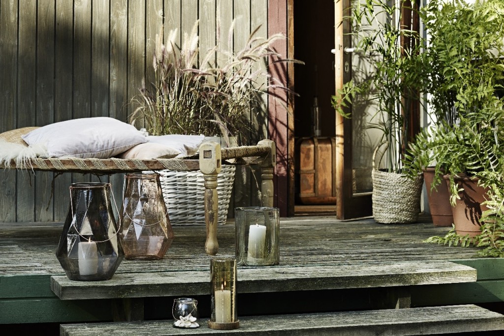 Schönes für Ihr Freiluft-Paradies!
Wer liebt es nicht im Garten oder auf der Terrasse zu sitzen? Hier können Sie relaxen, liebe Freunde zum Grillen treffen, oder einfach entspannt ein gutes Buch lesen. Ein Rückzugsort für unsere Seele! Hier sollten wir uns besonders wohlfühlen. Für die Gartenarbeit empfehlen wir Ihnen unsere nützlichen Helfer von Opinel und Madam Stoltz, aber auch die schönen Dekoteile von Madam Stoltz dürfen in Ihrem Garten nicht fehlen. Und für das gemütliche Grill Event lege ich Ihnen unsere wunderschönen Holz Schneidbretter & Displays von Harch Wood Couture und R-UM Tischlerei & Eventagentur ans Herz. Neu im Programm die supercoolen, praktischen Boca Liegestuhlclips. Da fliegt Ihnen nie wieder Ihr Badeliegtuch oder Ihre Tischdecke davon! Aber auch einen Sonnenschutz können Sie ganz leicht mit den Clips befestigen. Verleihen Sie Ihrer Grün-Oase Ihre besondere Note!