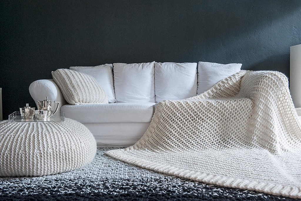 Damit wir auch an kalten Tagen nicht frieren müssen und in lauen Sommernächten etwas zum Kuscheln haben! Decken sind der ideale Begleiter für frische Nachmittage auf dem Balkon oder im Garten und sie sind ein Must-have für gemütliche Abende auf dem Sofa. Wir lieben die eleganten Plaids des Berliner Designers Thomas Overesch und hüllen uns mit Begeisterung in die flauschigen Decken von Mary Rose.