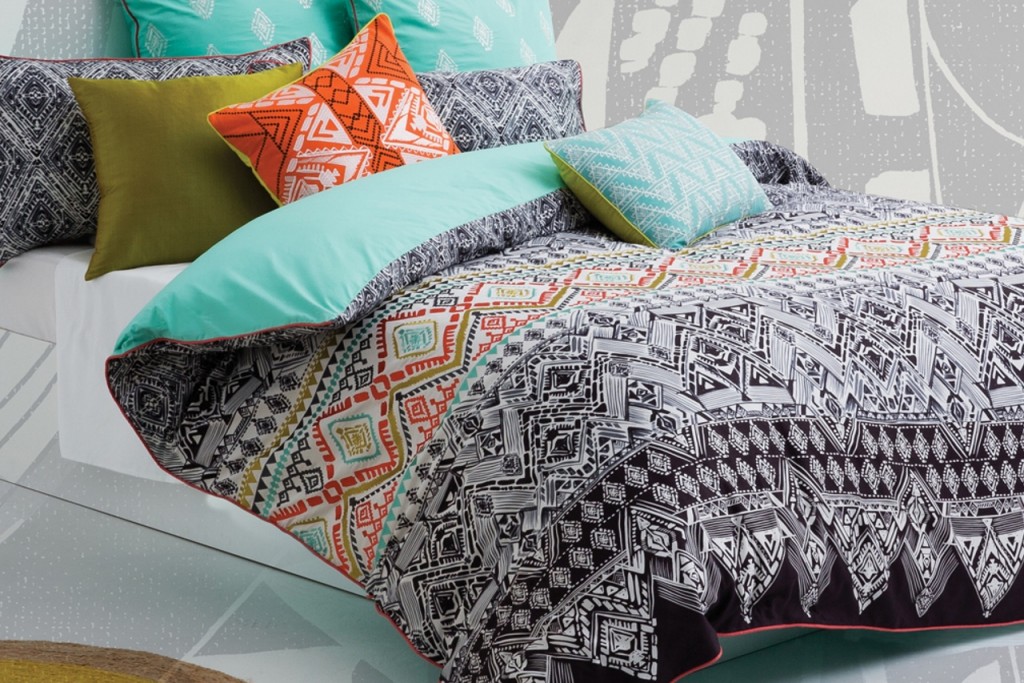 Für jedes Bett das passende Kleid! Rundum wohlfühlen. Unsere Bettwäsche, alle 100% Baumwolle kann sich sehen und fühlen lassen! Bedruckt, teilweise üppig bestickt, Wendebettwäsche, unifarben, .... Coole Designs, grafische Muster, traumhafte Farben! Träumen Sie schön. Unser Motto „Wie Du Dich bettest so liegst Du!“ Entdecken Sie KAS – die Kultmarke aus Australien oder unsere hochwertige Uni Satin Bettwäsche von Mary Rose.
