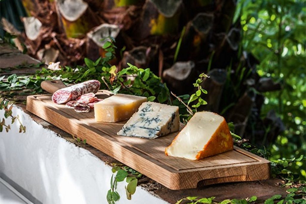 Unverzichtbar in jeder Küche und dabei so wunderschön! Benützen Sie die Schneidbretter nicht nur zum Zubereiten Ihres Essens, sondern nehmen Sie sie auch zum Präsentieren direkt am Tisch. Rücken Sie Ihr Essen ins rechte Licht!
Wählen Sie zwischen unseren Produkten von Harch Wood Couture - Schneidbretter handgemacht aus irischen Hölzern, Made in Ireland, oder unseren handgefertigten, ästhetisch schönen Fleischbretter von R-UM - Traditionstischlerei & Eventagentur in Niederösterreich, oder unseren schönen Küchenhelfer von Boska - zeitlos schön, praktisch & passend zu jedem Interieur. Sie werden sie alle lieben! Versprochen!